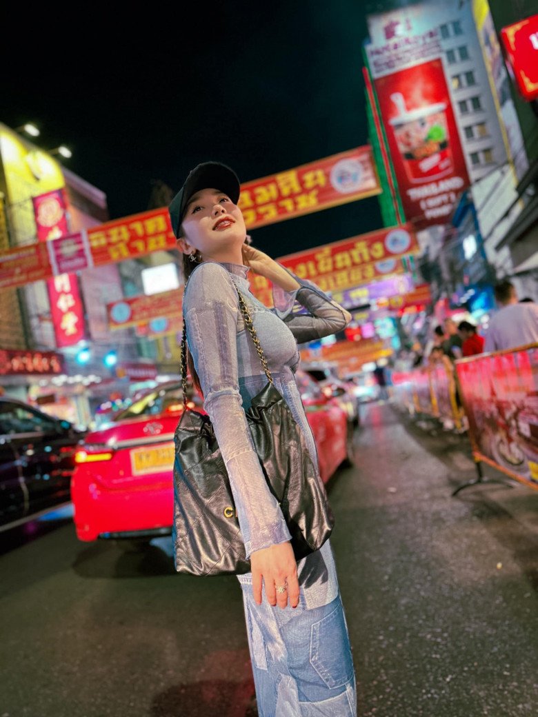 Bé Heo diện thiết kế váy đầm bó sát và phối cùng với phụ kiện sành điệu. Nữ diễn viên lựa chọn màu son môi đỏ đậm khoe sắc những ngày đầu năm.