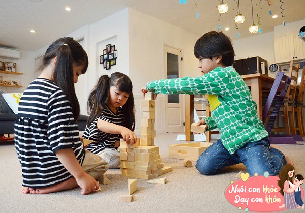 Nếu trẻ có thể chơi một mình mà khi bố không bên cạnh, lúc này có thể yên tâm tập cho con ngủ riêng.