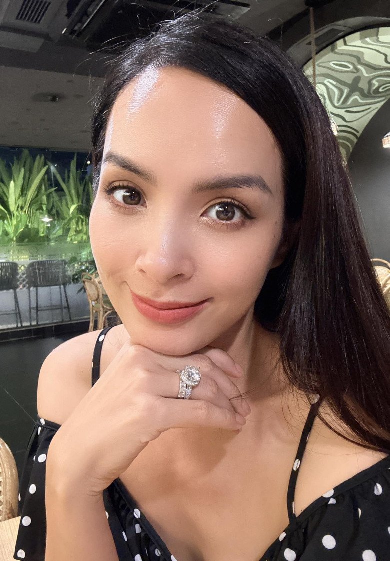 Làn da mặt của cô chưa xuất hiện quá nhiều nếp nhăn. Nhờ biết cách chăm sóc da tốt mà bà mẹ 2 con chỉ cần tút tát sương sương là đã có thể hack tuổi.