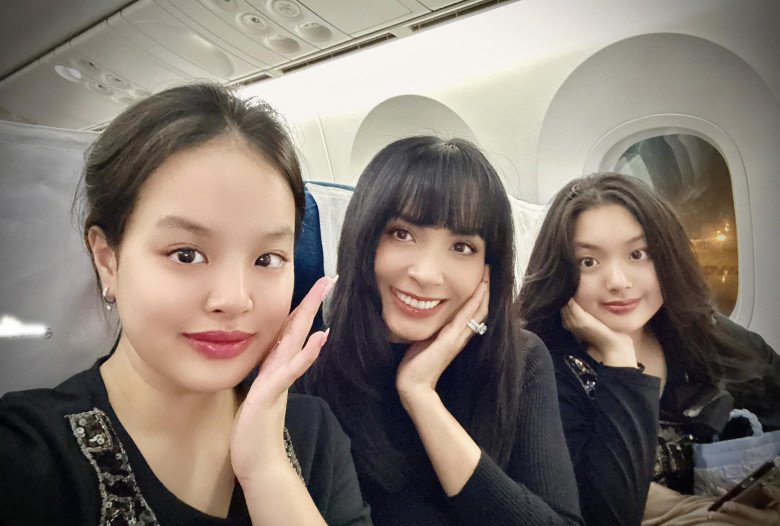 Nếu như con gái đầu của cô là Suli được khen ngợi nhan sắc có nhiều điểm tương đồng với Thư Kỳ thì bé thứ 2 là Suti lại được ví von như tiểu Kim Tae Hee hay Kim Tae Hee Việt Nam.