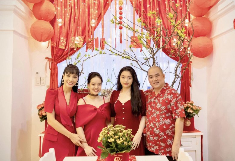 Nhiều năm gần đây, Thuý Hạnh nổi tiếng với tổ ấm hạnh phúc. Đặc biệt, 2 cô con gái của cô càng lớn càng gây bão mạng vì vẻ ngoài xinh đẹp.