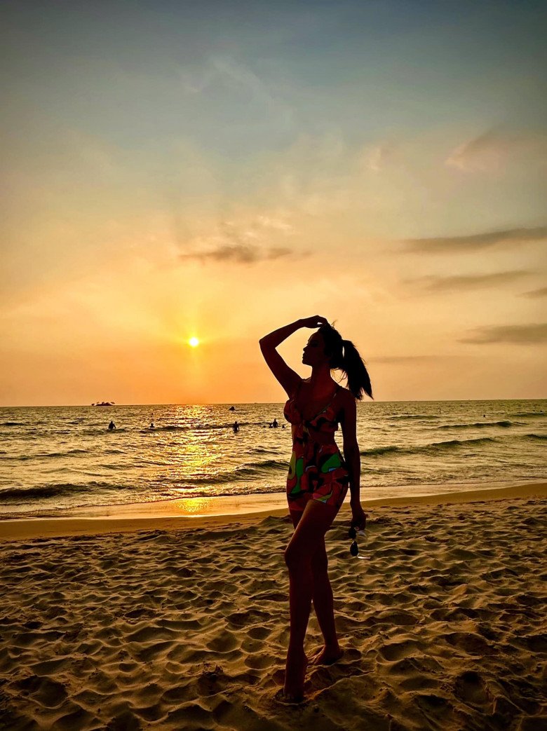 Người đẹp diện thiết kế thời trang màu sắc. Item không quá cắt xẻ hay kiệm vải quá mức vẫn làm rõ mồn một đường cong cực phẩm của Thuý Hạnh.