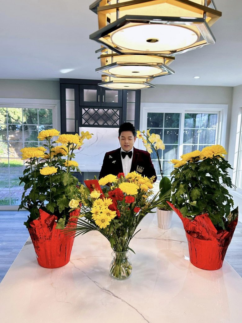 Trong ngày về nhà mới, nam ca sĩ sinh năm 1979 trưng nhiều hoa tươi rực rỡ. Có thể thấy, không gian tổ ấm này của Quang Lê trông khá sang trọng.