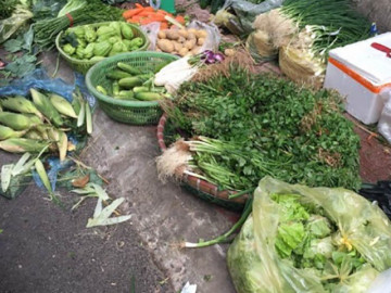 Cảnh tượng lạ khi đi chợ mua rau, thịt cá ngày mùng 8 Tết: Chị em bất ngờ khi rau củ rẻ hơn mua ở quê
