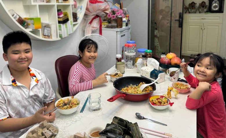 Các bé nhà danh hài Tự Long rất thích bữa cơm giải ngán sau Tết của mẹ.