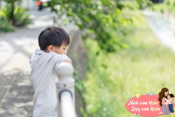 Bảo vệ quá mức và hạn chế sự tự do khám phá, sẽ ảnh hưởng đến phát triển tâm lý ở trẻ.