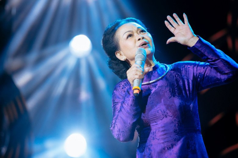 Hình ảnh Khánh Ly trong liveshow cuối cùng trong sự nghiệp.