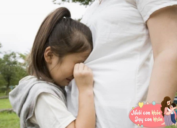 Khi trẻ luôn phải đối mặt với sự chỉ trích và áp lực từ bố mẹ, dần dần nó sẽ trở nên thiếu tự tin.