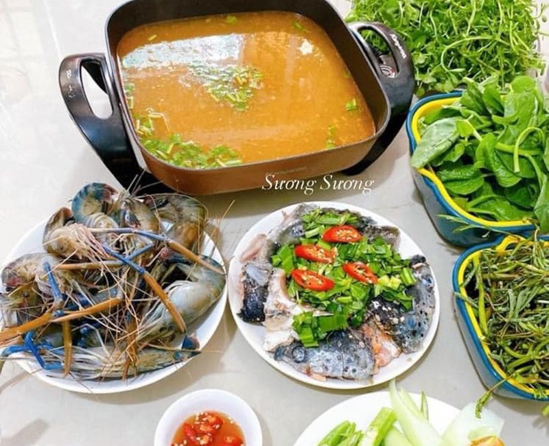 Nhờ có vợ đảm đang lại thích nấu ăn nên ông xã của Sương luôn hết lời khen ngợi vợ. Anh hay nói "Ăn uống đồ vợ làm riết giờ ra đường ăn uống thấy không ngon như vợ làm".
