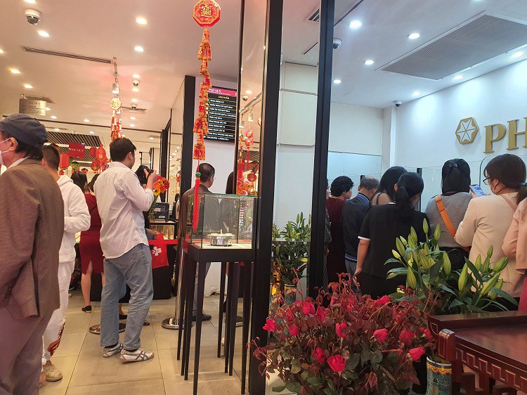 Cửa hàng của Phú Quý cũng đông đúc không kém.