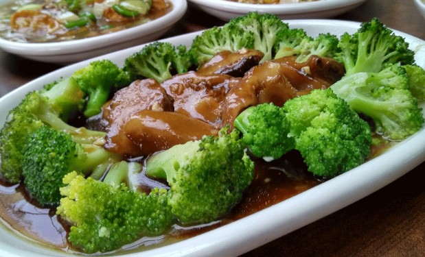 Người đàn ông ăn rau chưa nấu chín dẫn tới bị nhiễm khuẩn huyết, áp xe gan. (Ảnh minh họa)