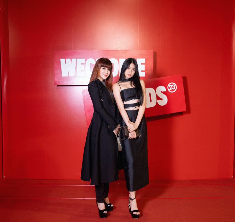 Xuất hiện tại sân khấu We Choice Awards vừa rồi, con gái của Lưu Thiên Hương đã chiếm spotlight với thiết kế thời trang cắt xẻ khoe vóc dáng mơ ước.