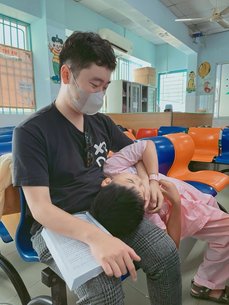 Con trai Hoa hậu Diễm Hương quấn quýt bố dượng Việt kiều Canada không rời, hình ảnh ở bệnh viện gây xúc động - 3