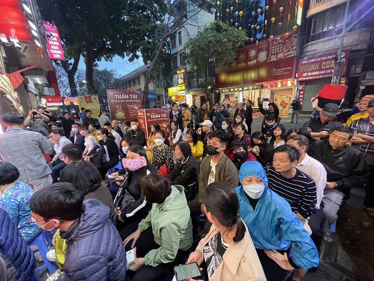 Người đến xếp hàng mua vàng trước cửa một cửa hàng kinh doanh vàng trên phố Trần Nhân Tông trước 6 giờ sáng ngày mùng 10 tháng Giêng.