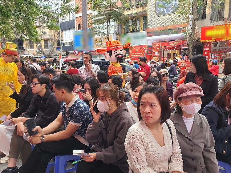 Bên ngoài là hàng trăm người xếp hàng chờ lấy số, bên trong cửa hàng vàng của Bảo Tín Minh Châu, khách đứng kín lối đi.