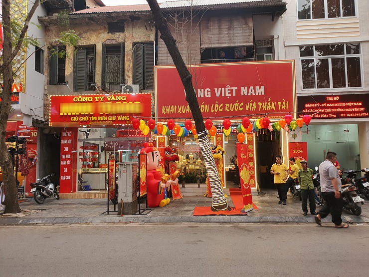 Cảnh xếp hàng dài mua vàng chỉ diễn ra ở các cửa hàng kinh doanh vàng lớn trên phố Trần Nhân Tông, còn một số cửa khác nhỏ lẻ vẫn thưa thớt và tương đối vắng khách, không khác ngày thường.
