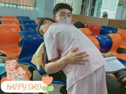 Làm mẹ - Con trai Hoa hậu Diễm Hương quấn quýt bố dượng Việt kiều Canada không rời, hình ảnh ở bệnh viện gây xúc động