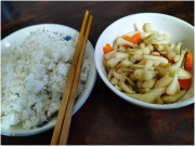 Bà bầu - Nàng dâu khoe bữa ăn ở cữ chỉ có bát cơm và dưa muối, ai nhìn thấy cũng xót xa