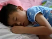 Yêu con - Con đi học về nói mơ trong khi ngủ, mẹ nghe kĩ liền báo cảnh sát