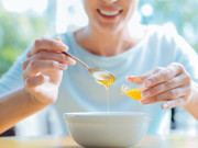 Sức khỏe - Dùng mật ong hằng ngày có tác dụng gì? Vì sao mật ong ngọt nhưng giúp giảm cholesterol, ngăn ngừa bệnh tiểu đường?