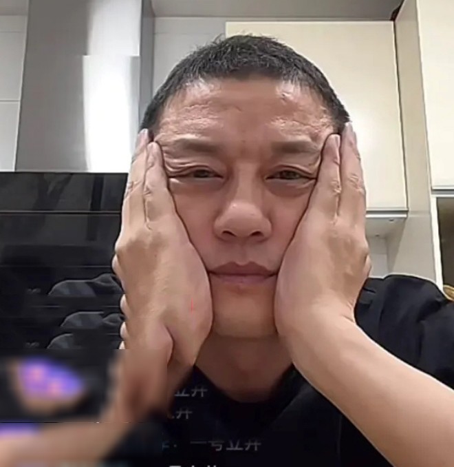 Lý Á Bằng uống rượu, than vãn với fan. 