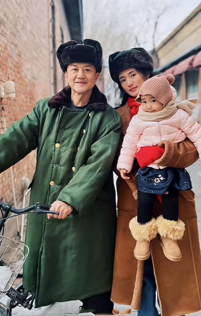 Lý Á Bằng bên vợ trẻ và con gái. 
