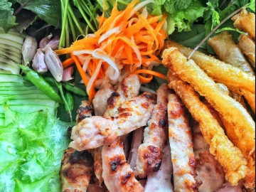 5 quán nem nướng nổi tiếng đông nghịt khách ở Nha Trang, có quán hơn 50 năm vẫn cực chất lượng