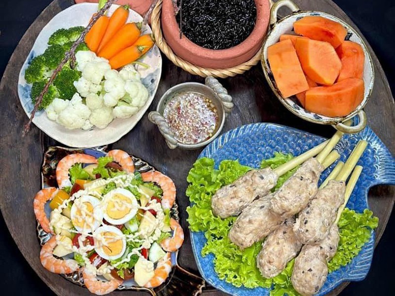 - Chạo bọc sả hấp - Salad tôm trứng - súp lơ, cà rốt luộc.
