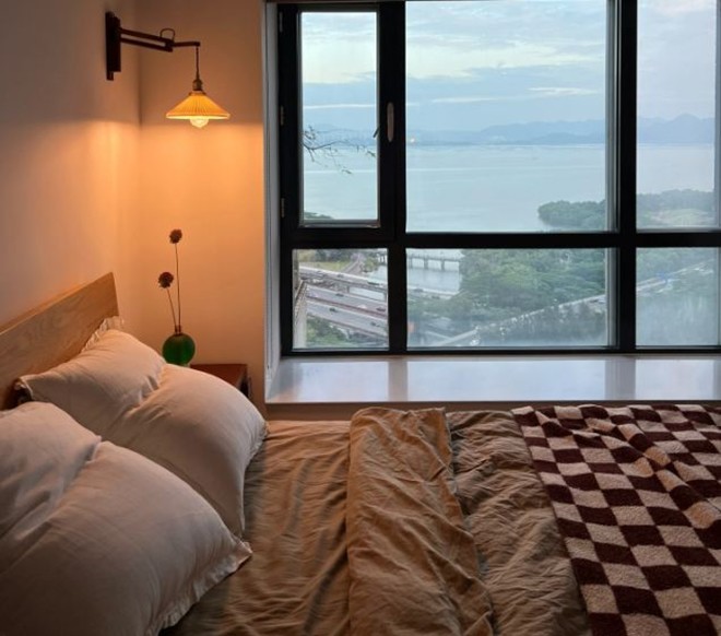 Phòng ngủ của Libo, ở đây cũng có thể nhìn ra biển. 