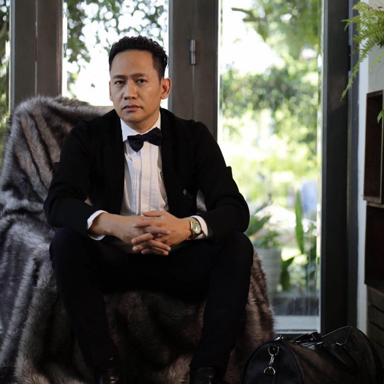 Duy Mạnh khuyên nhủ Nam Em nên kiềm chế cảm xúc vì là nghệ sĩ.
