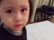 Làm mẹ - Đi đâu cũng được khen giống bố, bé gái vừa khóc vừa hỏi mẹ "Mẹ ơi con xấu phải không?" làm dân tình cười bò