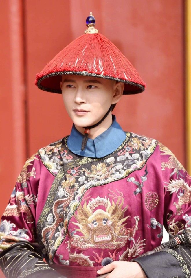 Diện mạo nổi bật của Hoàng Hựu Minh khi đóng công công. 