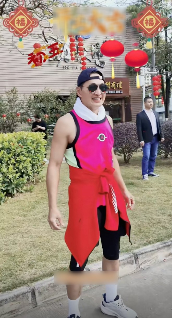 Hà Gia Kính tới mừng tuổi nhân viên nhân ngày đầu năm mới.