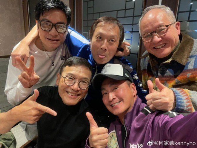 Hà Gia Kính bên hội bạn thân là các nghệ sĩ trong giới.