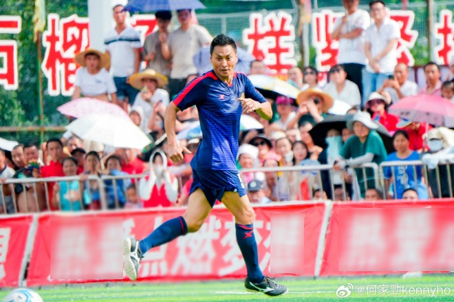 Hà Gia Kính tham gia đội bóng của các nghệ sĩ Hong Kong.