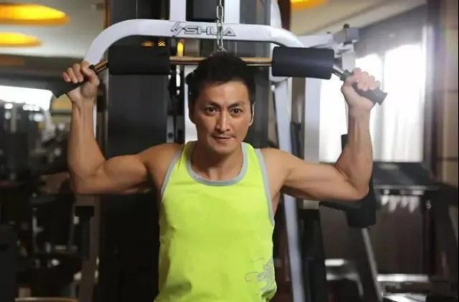 Ông cũng tích cực rèn luyện thân thể tại phong tập nên vóc dáng cơ bắp, săn chắc.