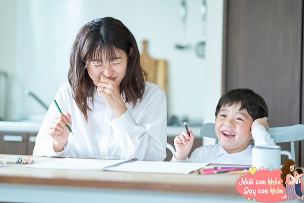 Môi trường gia đình, trường học, xã hội đều sẽ có tác động đến sự phát triển trí tuệ của trẻ.