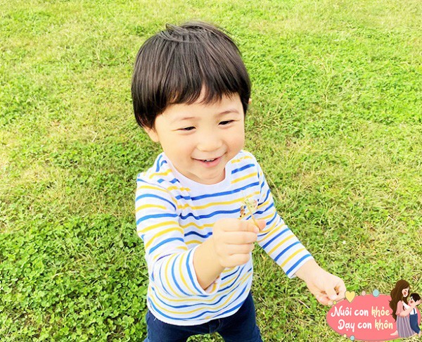 Trẻ tò mò về mọi thứ trong cuộc sống và luôn thích khám phá thường rất thông minh.