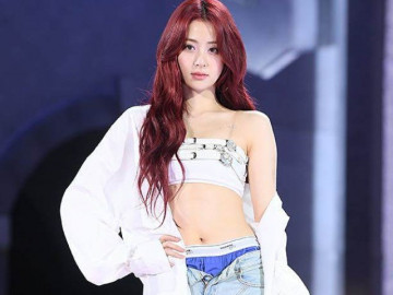 Mỹ nhân Hàn diện quần short không kéo khoá trễ nải, khoe cạp nội y trước hàng triệu khán giả