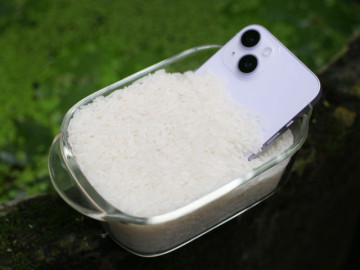 Apple khuyến cáo không bỏ iPhone ướt vào thùng gạo