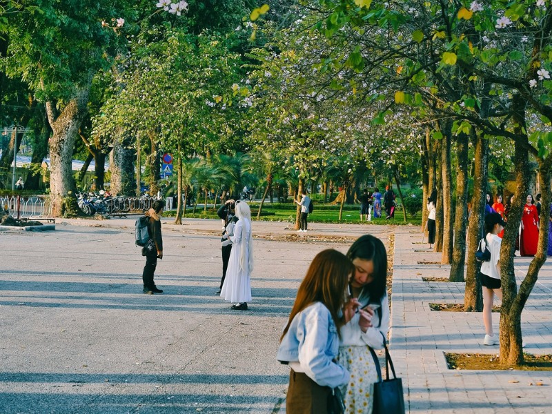 Vào cuối tuần ở những tuyến đường có hoa ban thường rất đông, bạn có thể sắp xếp lịch chụp ảnh vào ngày thường để tránh đông người. (Ảnh: D. Phạm Tú)
