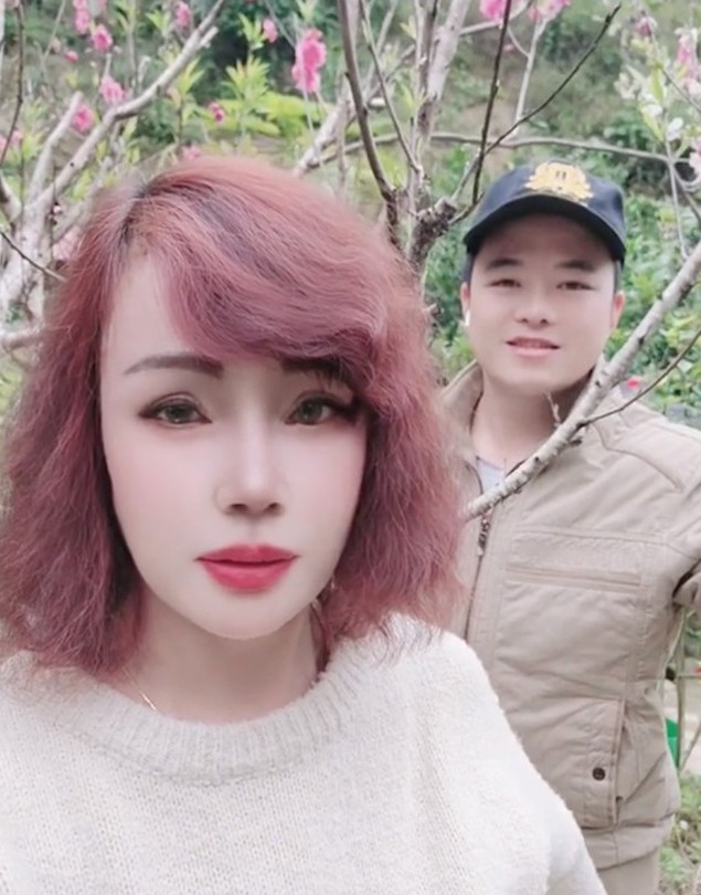 Cặp đôi cùng nhau sắm sửa chuẩn bị cho dịp Tết tại quê chồng.