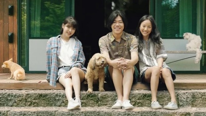 IU bên vợ chồng Lee Hyori trong show thực tế năm 2017.