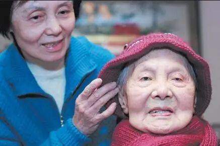 Bà Yang Chuanyu hơn 100 tuổi vẫn tự giặt đồ, tóc đen lại và mọc cả răng mới.