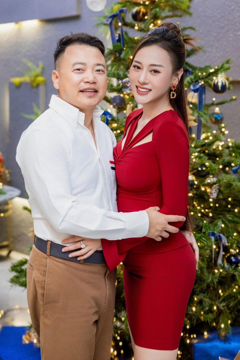 Vợ chồng Phương Oanh háo hức mong chờ cặp song sinh chào đời.