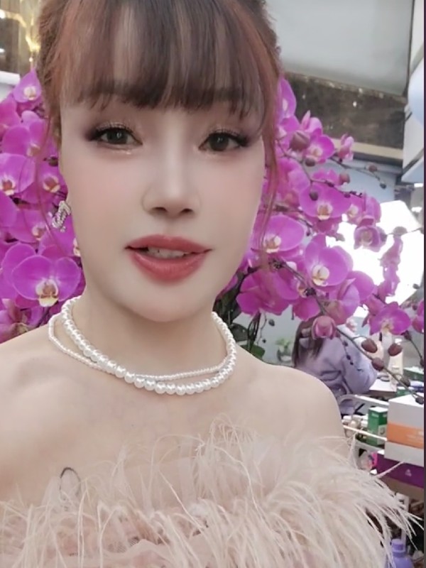 Nhan sắc trẻ trung, xinh đẹp của cô dâu U70 là điểm thu hút sự chú ý từ cộng đồng mạng.