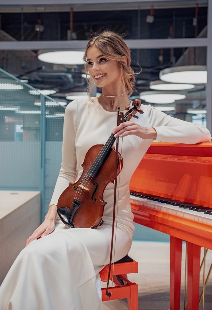 Krystyna Pyszková thích chơi sáo, violin, có thể hát do từng được đào tạo tại một học viện nghệ thuật trong chín năm. Chung kết Miss World 2024 sẽ diễn ra ngày 9/3 tại thành phố Mumbai, Ấn Độ. Đương kim hoa hậu Karolina Bielawska, người Ba Lan, sẽ trao vương miện cho người kế nhiệm.