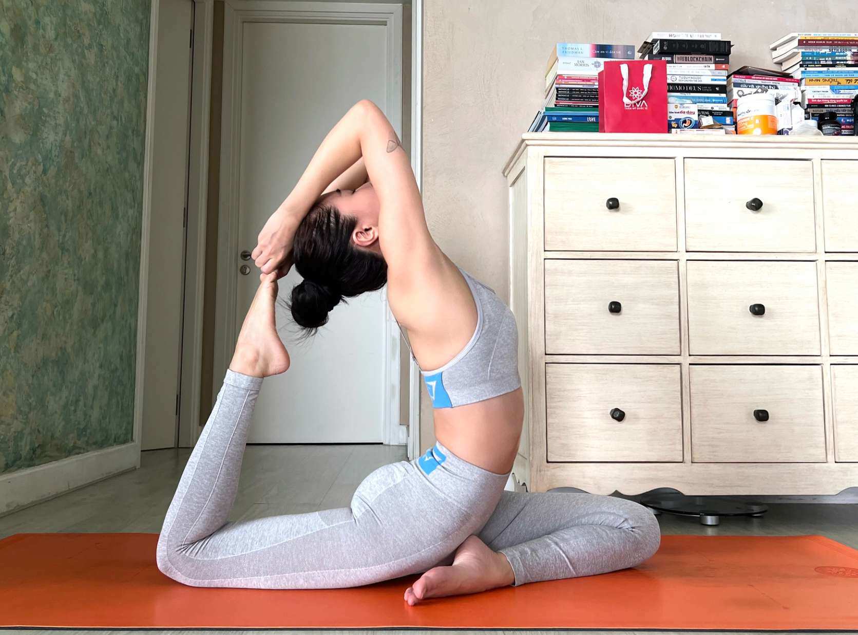 Cô thường xuyên tập yoga để tăng độ dẻo dai cơ thể. 