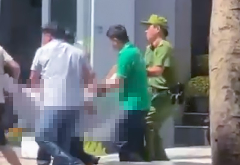 Công an đưa bà Q đi cấp cứu