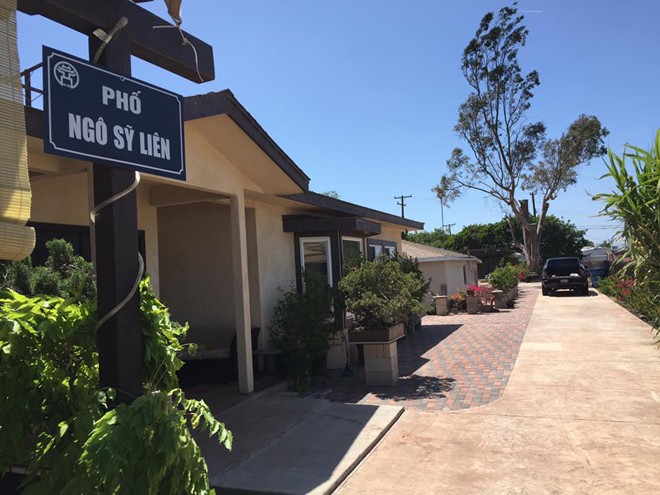 Được biết, căn nhà của Bằng Kiều ở California (Mỹ). Điều đặc biệt khiến nhiều người ấn tượng là anh còn gắn biển tên phố Hà Nội trong khuôn viên nhà mình.